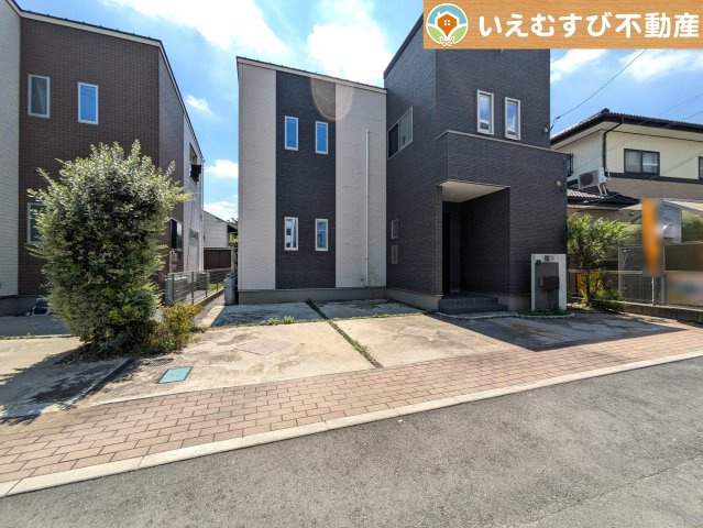 本庄市千代田二丁目　中古戸建の駐車場|2台駐車可能なスペース完備
しっかり舗装してある駐車スペースで天気が悪く足元が悪い日でも乗り降りしやすい♪