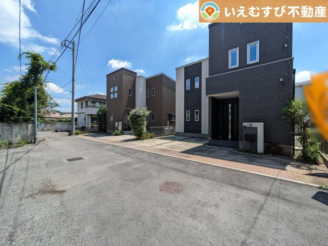 本庄市千代田二丁目　中古戸建の前面道路含む現地写真|充分な広さの4ｍ前面道路
間口が広くお車の出し入れも問題なく行えるスペースが確保されています♪