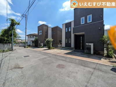 【前面道路含む現地写真】 | 本庄市千代田二丁目　中古戸建 | 充分な広さの4ｍ前面道路
間口が広くお車の出し入れも問題なく行えるスペースが確保されています♪