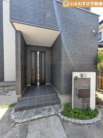 本庄市千代田二丁目　中古戸建のエントランス|雨が防げる広々エントランス
駐車場からアクセスの良いエントランス。雨の日や荷物が多くても安心の動線♪