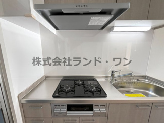 【キッチン】 | 緑ハイツ 1号棟 | 薄型のレンジフードなので圧迫感がありません