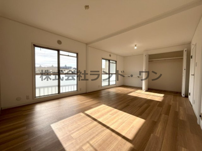 【洋室】 | 緑ハイツ 1号棟 | 洋室12帖　南側の大きな窓からたっぷり日が差し込みます