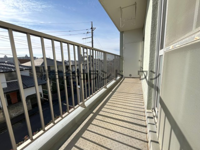 【バルコニー】 | 緑ハイツ 1号棟 | 洋室12帖から出入りができるバルコニー