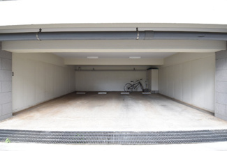 【駐車場】 | マンションの駐車場スペース。空きの有無や駐車料金、サイズ規定などについては、改めてお問い合わせください。～即日のご見学可能～　お問合せはお気軽にどうぞ。