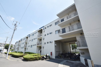【外観】 | 青空によく映える建物です。手入れの行き届いた外壁やマンション正面エントランスなど、綺麗な姿をぜひ一度、現地にてご覧ください。～即日のご見学可能～　お問合せはお気軽にどうぞ。