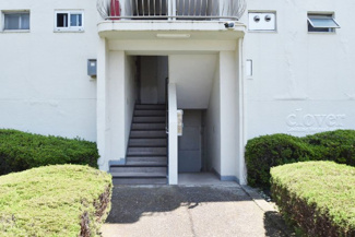 【エントランス】 | マンションの正面エントランス。出入りする人間を癒してくれるマンション入り口であり、その建物の「顔」でもあります。～即日のご見学可能～　お問合せはお気軽にどうぞ。