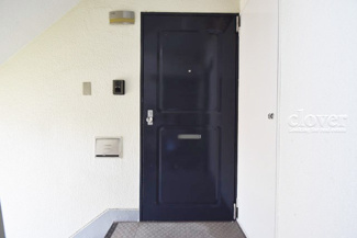 【その他共用部分】 | 皆様をお迎えする、お部屋の玄関ドア。開けやすさや開放角度、ドアノブの操作しやすさや鍵の形状などを、現地で一度ご確認ください。～即日のご見学可能～　お問合せはお気軽にどうぞ。