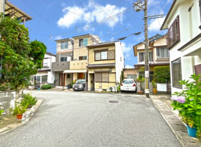 【前面道路含む現地写真】 | 山科区大塚檀ノ浦　中古戸建 | 前道は6ｍあり、Ｌ字になっているので目の前（北側）は建物がなく開放的なポジションです！