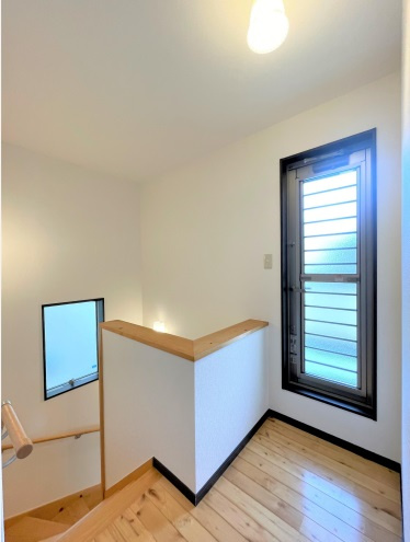 瀬戸2丁目　中古戸建　リフォーム済のその他|2Ｆホールからバルコニーへの出入り口