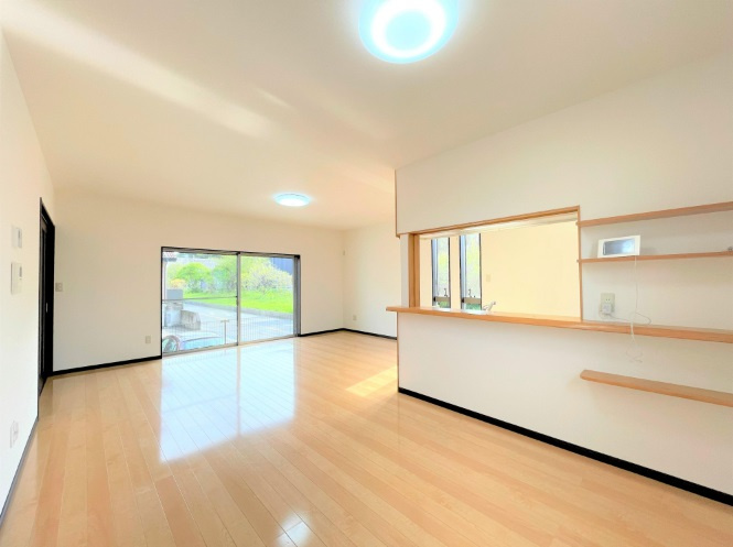 瀬戸2丁目　中古戸建　リフォーム済の居間・リビング|ＬＤＫ　19.8帖