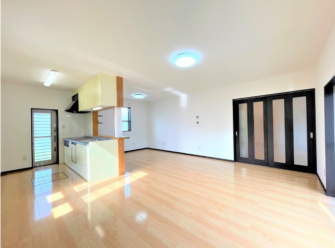 瀬戸2丁目　中古戸建　リフォーム済の居間・リビング|ＬＤＫ　19.8帖