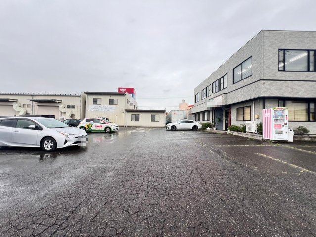 三河安城東町貸事務所・貸店舗の駐車場