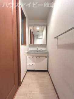 【独立洗面台】 | 笠松町門前町！鉄筋コンクリート造3階建て築17年！西笠松駅まで徒歩3分！駐車場1台！近隣駐車場あり！ | 笠松町門前町！鉄筋コンクリート造3階建て築17年！西笠松駅まで徒歩3分！駐車場1台！近隣駐車場あり！