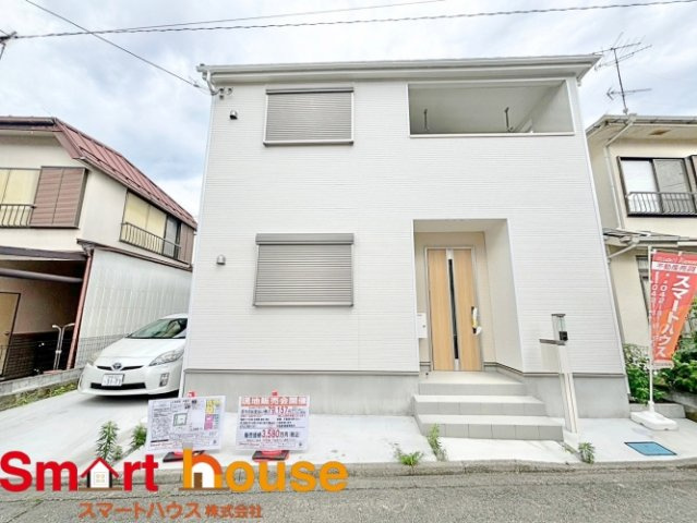 相模原市南区大野台　新築戸建ての外観|外壁が周囲の街並みと青空に生えるお洒落な仕上がり！周囲には高い建物のないエリア。青い空が大きく感じますね。