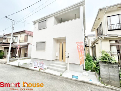 【前面道路含む現地写真】 | 相模原市南区大野台　新築戸建て | 外壁が周囲の街並みと青空に生えるお洒落な仕上がり！周囲には高い建物のないエリア。青い空が大きく感じますね。