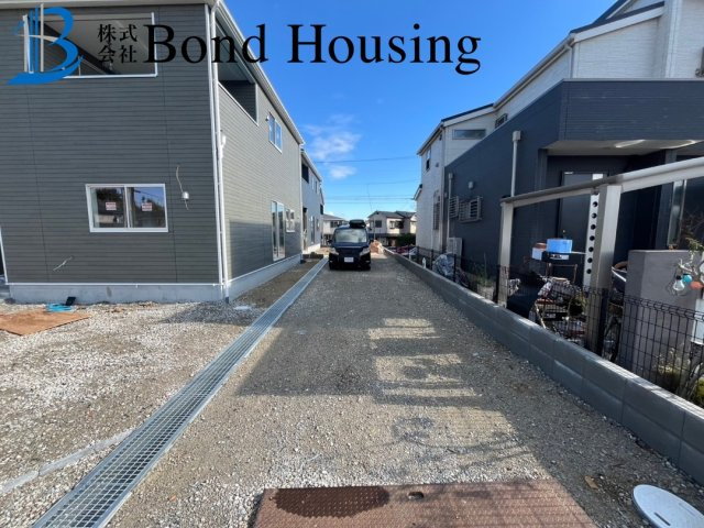 土地63坪超 広々バルコニー 大久保町大窪全3棟 2号棟 新築戸建の前面道路含む現地写真