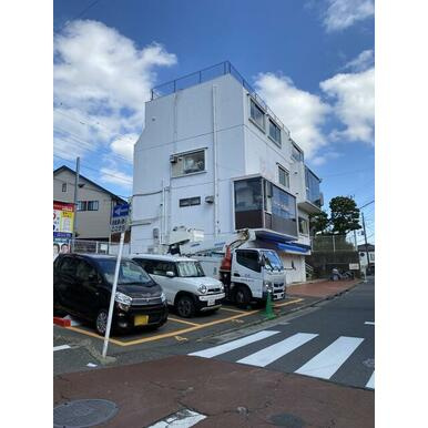 ⻘⽊ビルの外観
