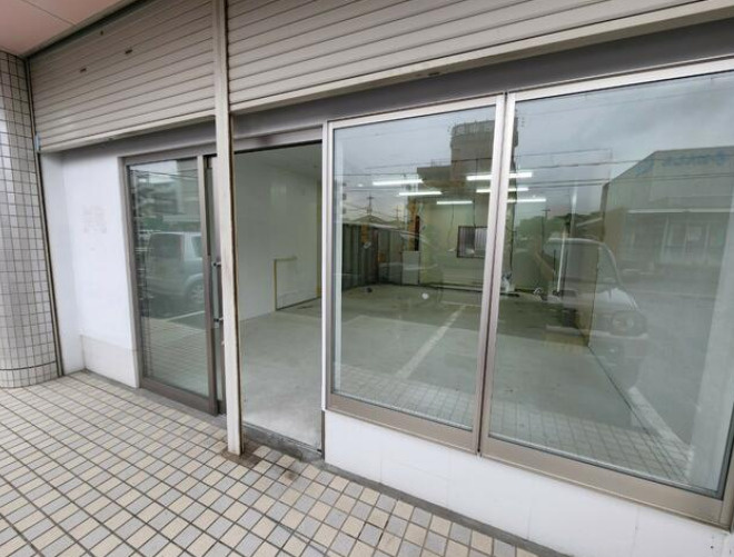 湖南市中央５丁目の店舗事務所のエントランス