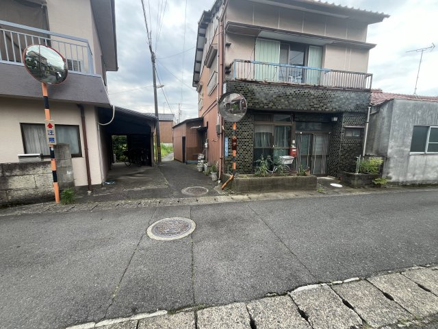 ６２８７８　岐阜市鏡島西事業用貸家の前面道路含む現地写真