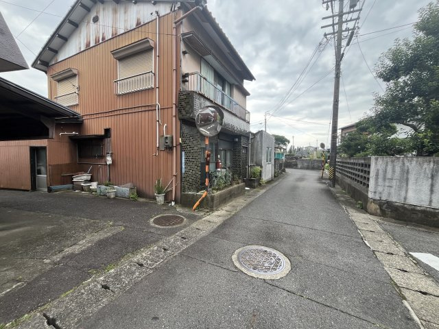 ６２８７８　岐阜市鏡島西事業用貸家の前面道路含む現地写真