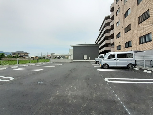 プラシードⅡB棟の駐車場