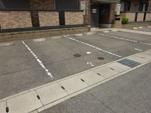 キングスコートB棟の駐車場