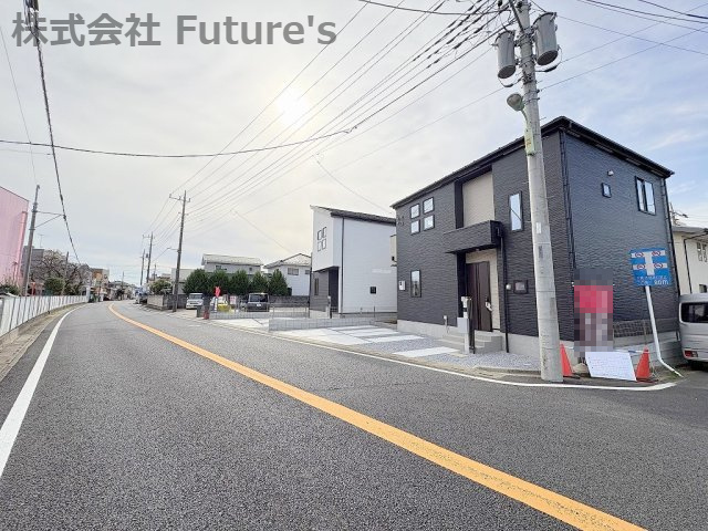 三郷市早稲田7丁目　新築戸建　全2棟　2号棟の前面道路含む現地写真|前面道路・東側8ｍ公道で駐車もしやすいです
