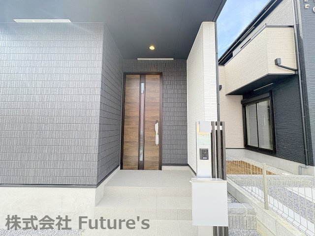 三郷市早稲田7丁目　新築戸建　全2棟　2号棟のエントランス|玄関アプローチ