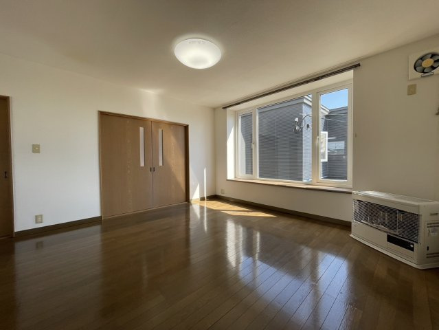 釧路市愛国東２丁目のアパートの居間・リビング