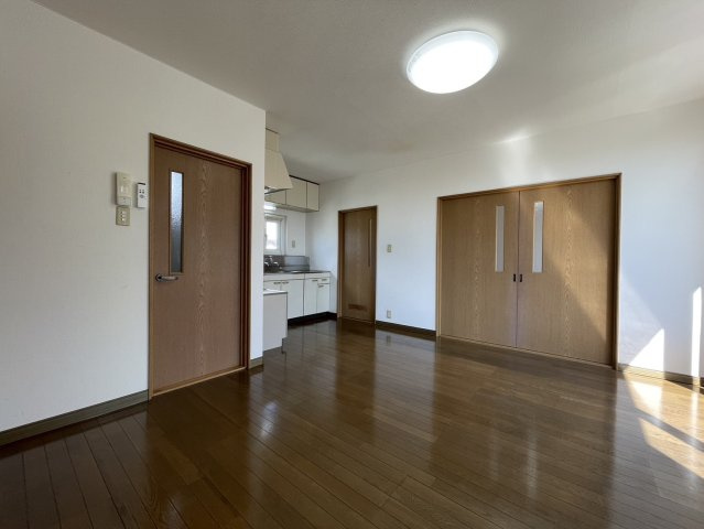 釧路市愛国東２丁目のアパートの居間・リビング