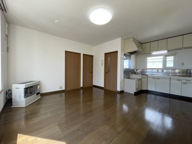 釧路市愛国東２丁目のアパートの居間・リビング