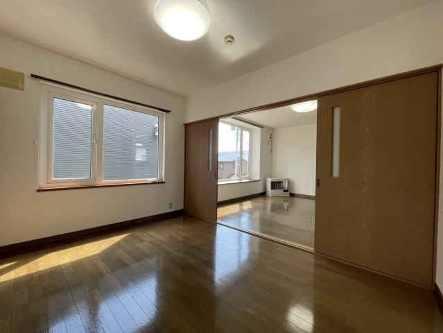 釧路市愛国東２丁目のアパートの洋室
