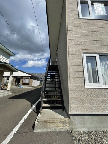 釧路市愛国東２丁目のアパートのエントランス