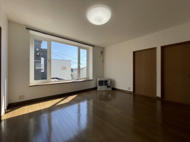 釧路市愛国東２丁目のアパートの居間・リビング