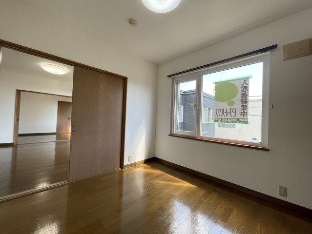 釧路市愛国東２丁目のアパートの洋室