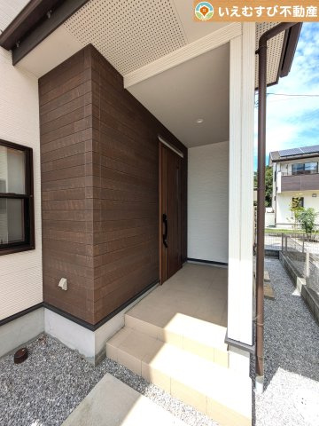 熊谷市上根　中古戸建のエントランス|雨が防げる広々エントランス
駐車場からアクセスの良いエントランス。雨の日や荷物が多くても安心の動線♪