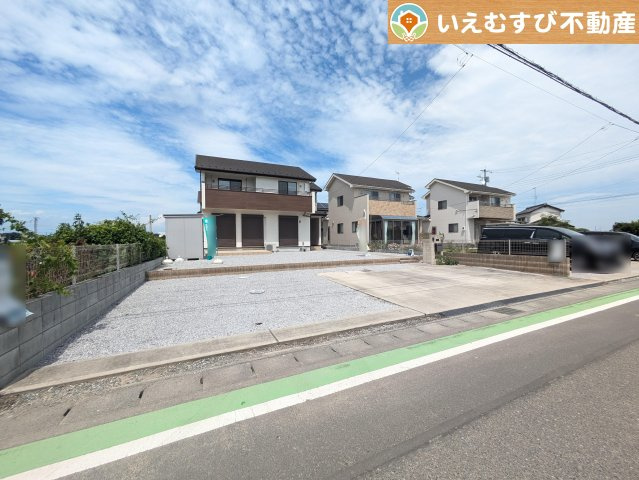 熊谷市上根　中古戸建の駐車場|並列4台駐車可能なゆとりのカースペース
複数台車をお持ちでも、お友達が遊びに来てもゆとりの駐車スペース！