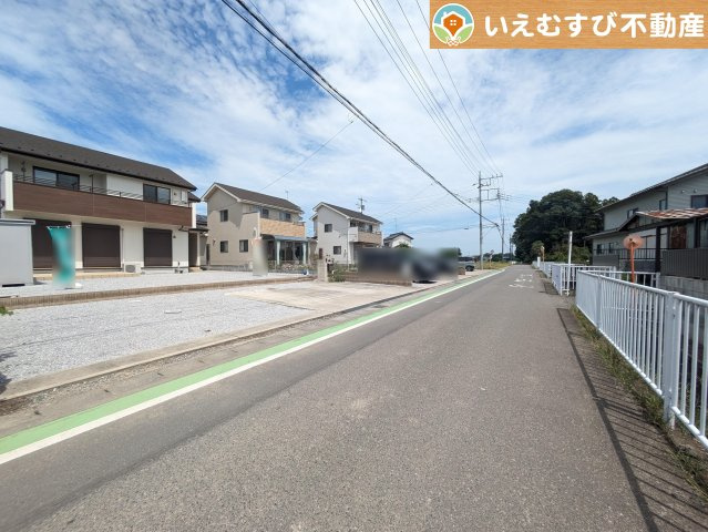 熊谷市上根　中古戸建の前面道路含む現地写真|充分な広さの5.3ｍ前面道路
間口が広くお車の出し入れも問題なく行えるスペースが確保されています♪