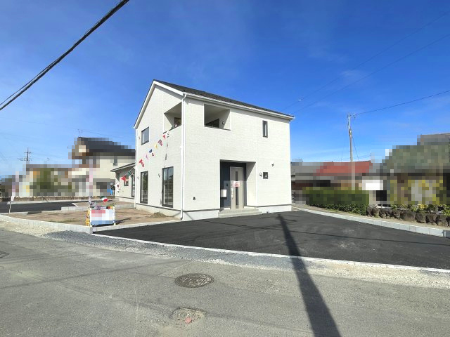 藤岡市藤岡第4（全2棟）1号棟の前面道路含む現地写真|隣地との距離も保ちながらも綺麗な街並みに溶け込みました！
駐車スペースやお庭も十分に確保しています！