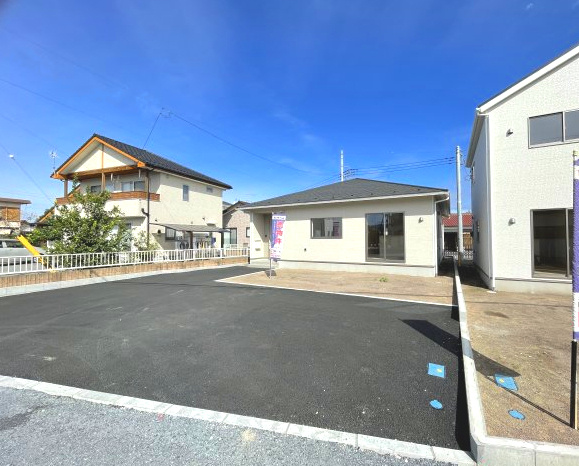 藤岡市藤岡第4（全2棟）2号棟の外観|ナチュラルで飽きの来ないデザインは流行に左右されない家の形です。外構も綺麗に仕上がっています(^▽^)/
