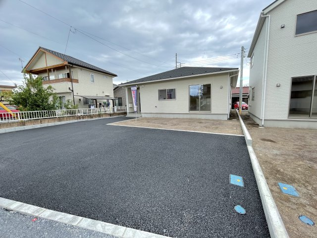 藤岡市藤岡第4（全2棟）2号棟の外観|ナチュラルで飽きの来ないデザインは流行に左右されない家の形です。外構も綺麗に仕上がっています(^▽^)/
