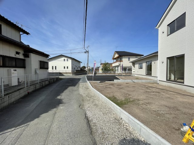 藤岡市藤岡第4（全2棟）2号棟の前面道路含む現地写真|建物完成済みでございます。お部屋のご内覧可能でございます。お気軽にお問合せ下さいませ(^▽^)/
