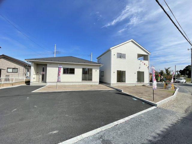 藤岡市藤岡第4（全2棟）2号棟の前面道路含む現地写真|建物完成済みでございます。お部屋のご内覧可能でございます。お気軽にお問合せ下さいませ(^▽^)/