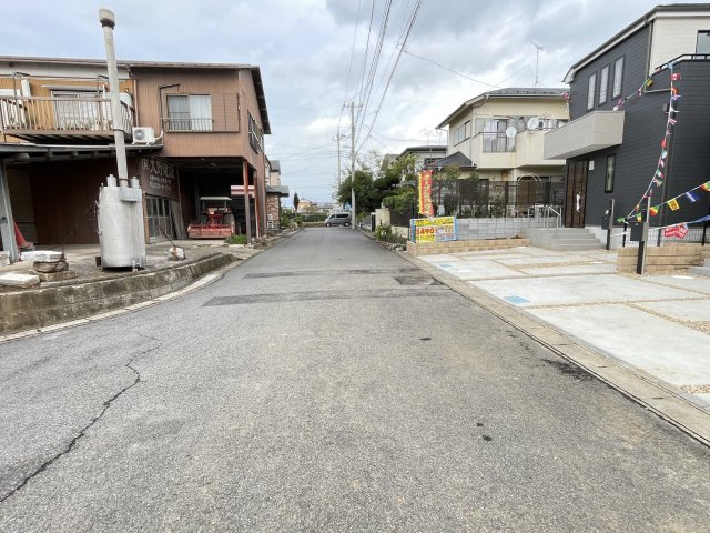 松戸市幸田１丁目新築戸建【小金北小学校：10分】の前面道路含む現地写真|西側前面道路