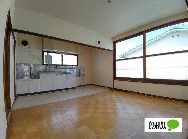 釧路市愛国東３丁目のアパートの居間・リビング