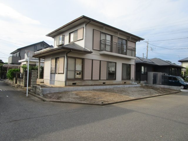 桶川市加納　中古戸建の前面道路含む現地写真