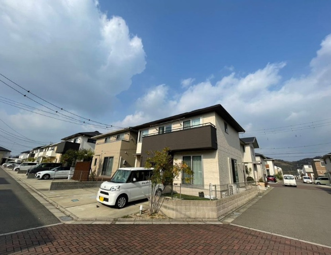 【前面道路含む現地写真】 | 南東角地のお家です。