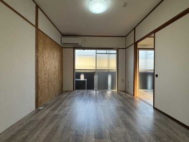 シックス　マイル　ブリッジの居間・リビング|イメージ203号室の写真（反転あり）