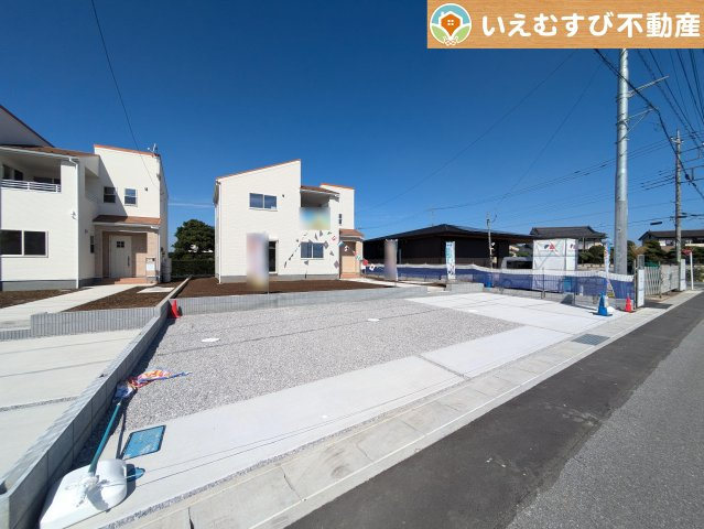 Livele Garden.S　羽生加羽ケ崎の駐車場|並列3台駐車可能なゆとりのカースペース
複数台車をお持ちでも、お友達が遊びに来てもゆとりの駐車スペース！