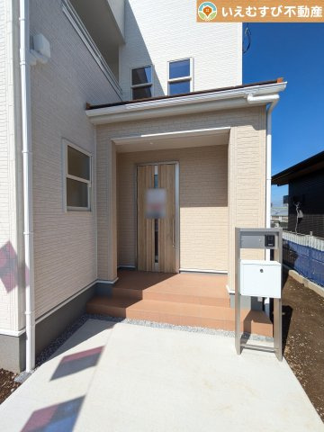 Livele Garden.S　羽生加羽ケ崎のエントランス|落ち着いた色づかいのエントランス
駐車場からアクセスの良いエントランス。雨の日や荷物が多くても安心の動線♪